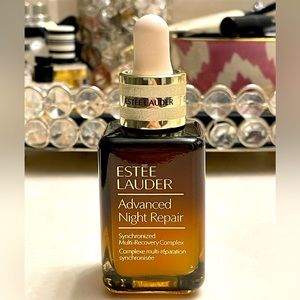 Estée Lauder Advanced Night Repair Serum
Synchronized Multi-Recovery Complex.